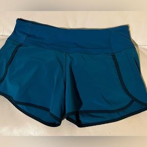 Lululemon shorts sz 6 dot confirmed, excellent condition, 4 in inseam